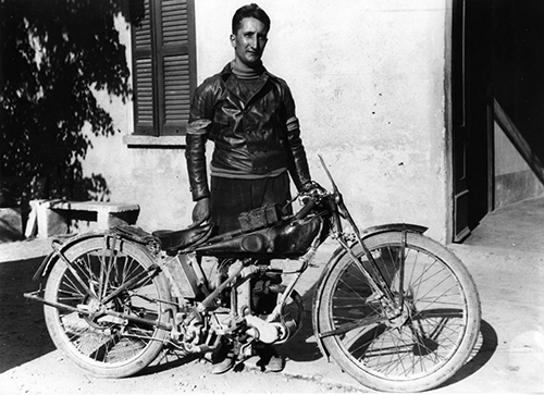 Tonino Benelli war eine der bekanntesten und beliebtesten Persönlichkeiten im Motorradsport der 1920er- und 1930er-Jahre und gewann vier Mal (1927, 1928, 1930 und 1931) die italienischen Meisterschaften mit einer 175 cm³-Benelli