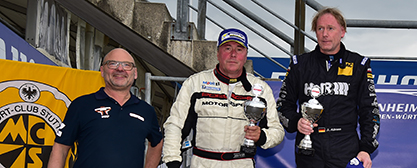 Jürgen Alzen - im Bild rechts - ist Stammgast auf dem Podium - Foto: Michael Perey/Agentur Autosport.at