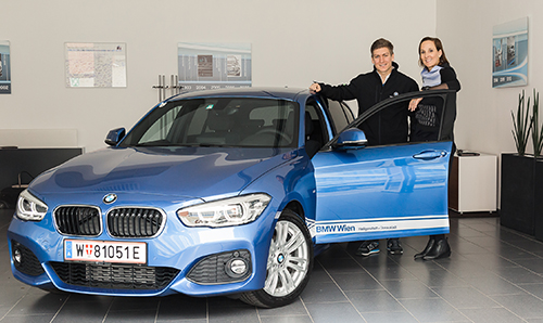 Frau Mag. Tatjana Bister, Leiterin BMW Wien, und Thomas Jäger bei der Fahrzeugübergabe des BMW 118d F20 bei BMW Wien