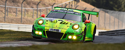 Kévin Estre, Earl Bamber und Laurens Vanthoor fuhren im Porsche 911 GT3 R von Manthey-Racing beim VLN-Saisonauftakt zum Sieg